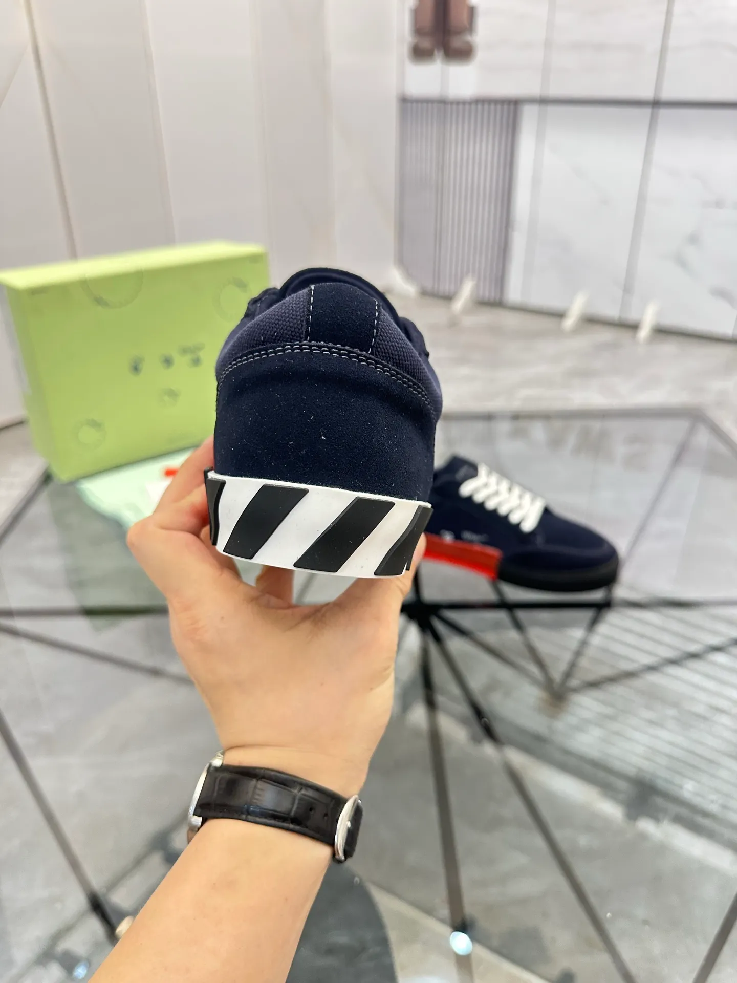 Selling men's shoes 💰: 💰P440¥ Product trademark: OFF WHITE * "OFF WHITE*" low-top casual shoes Regular size: 35-45 (can be customized to 46) Couple style Product materials: imported nubuck leather upper spliced ​​with original fabric, breathable lining, original outsole. No.: H203